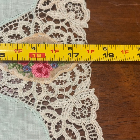 LADIES HANKIE/ Doily EMBROIDERY FLOWERS AND CROCHET Vtg Granny - Picture 10 of 11
